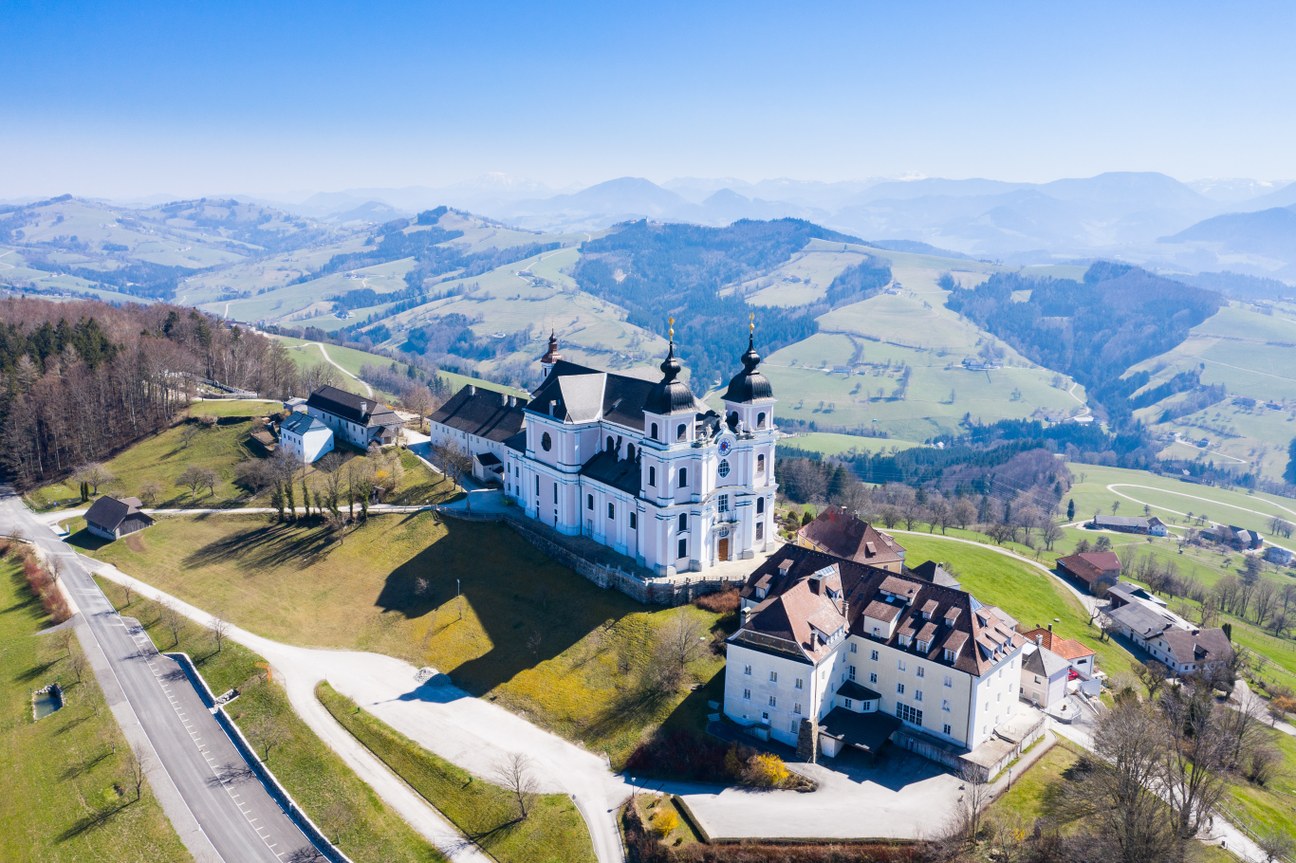 Schwimmende Almhütte und Basilika Sonntagberg